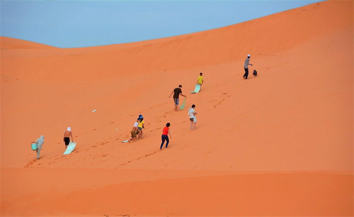 Travel to Mui Ne to visit sand dunes